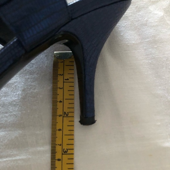 Size 7, dark blue sling back dress shoe by BCBG - Picture 5 of 6